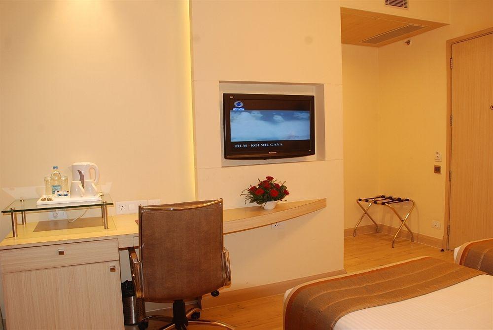 Sarovar Portico Naraina, Hotel Ню Делхи Екстериор снимка