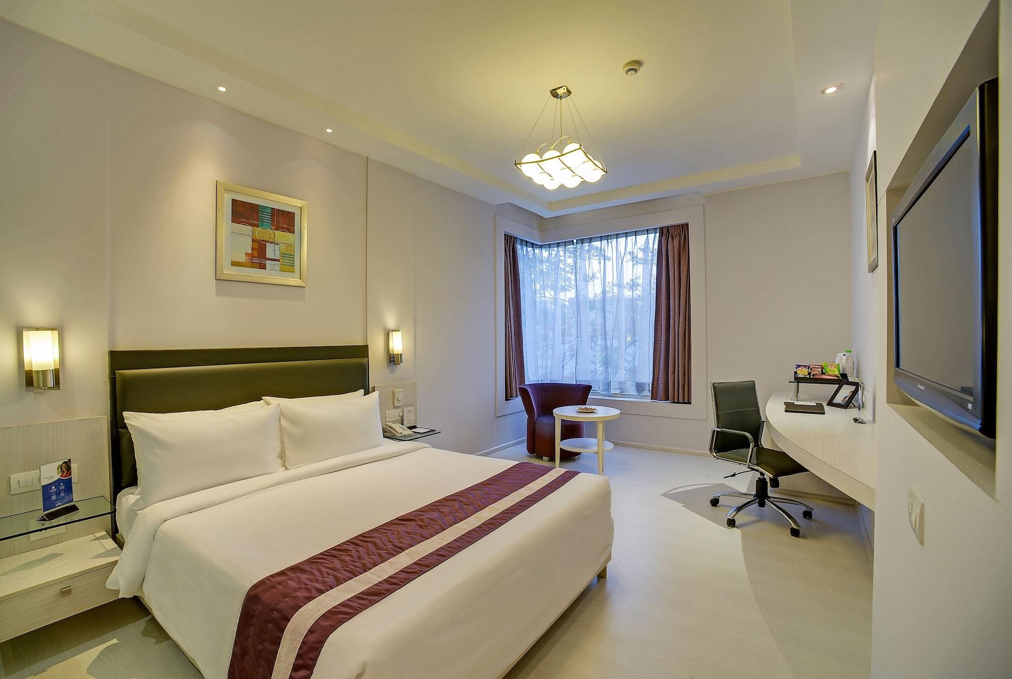 Sarovar Portico Naraina, Hotel Ню Делхи Екстериор снимка