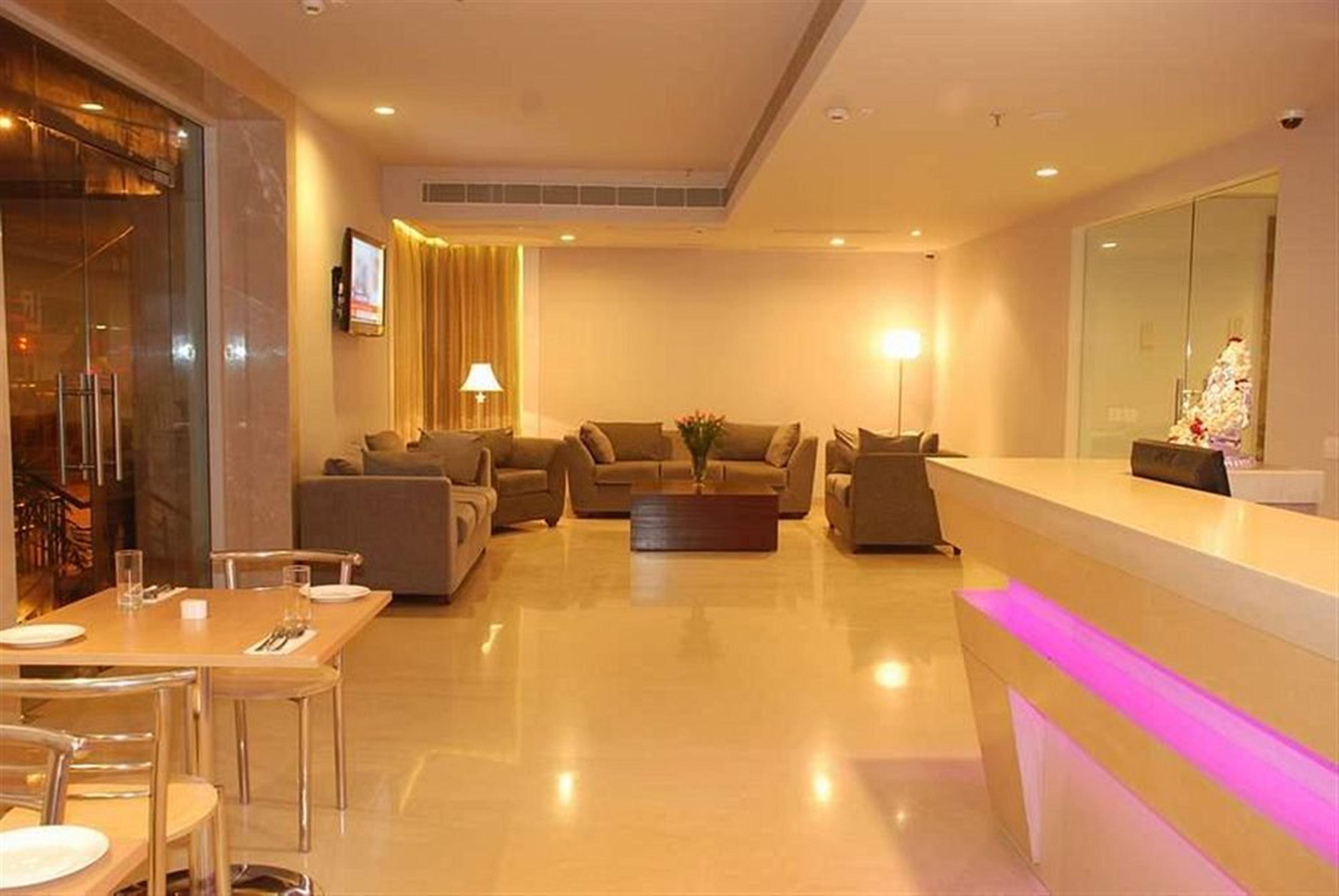 Sarovar Portico Naraina, Hotel Ню Делхи Екстериор снимка