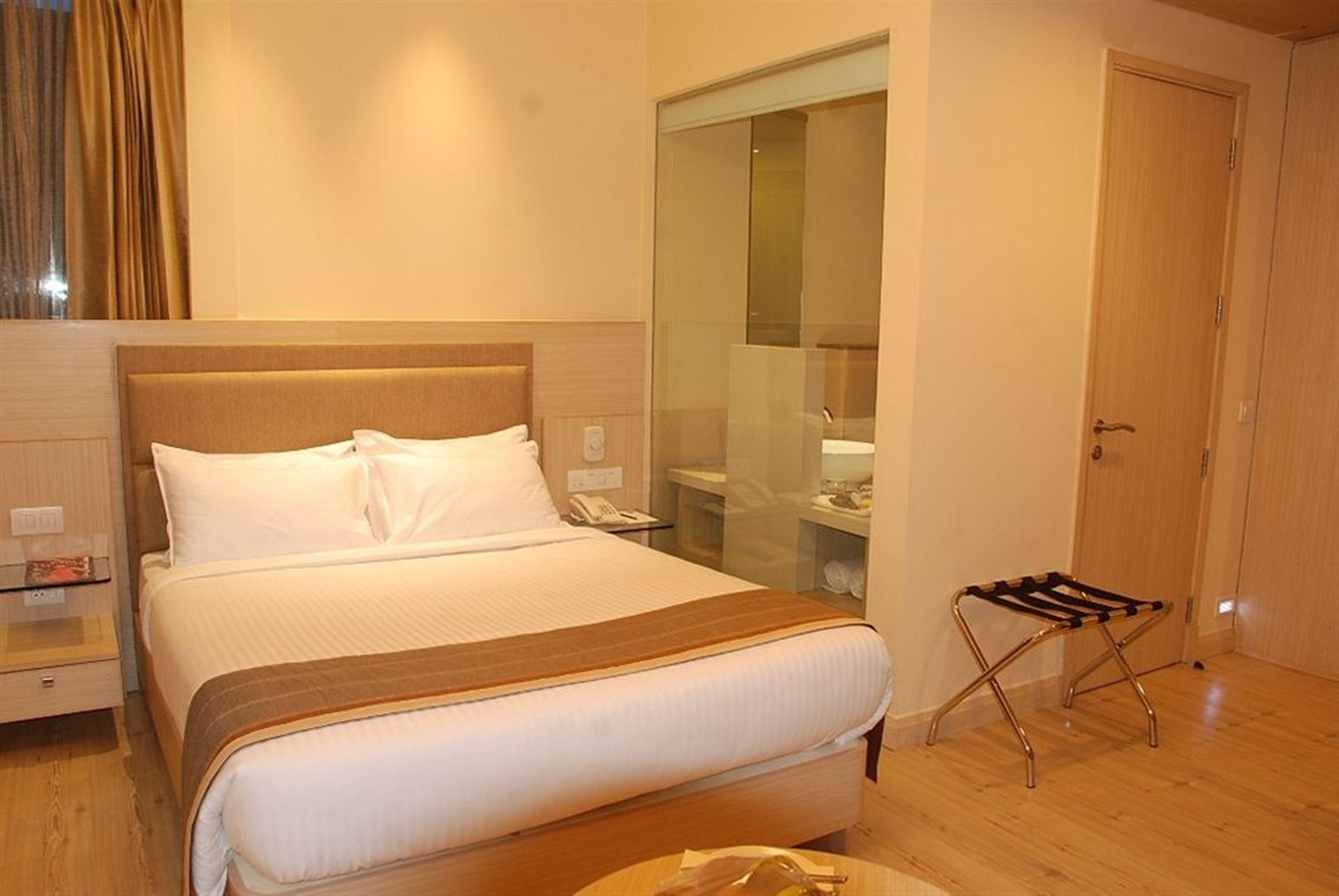 Sarovar Portico Naraina, Hotel Ню Делхи Екстериор снимка