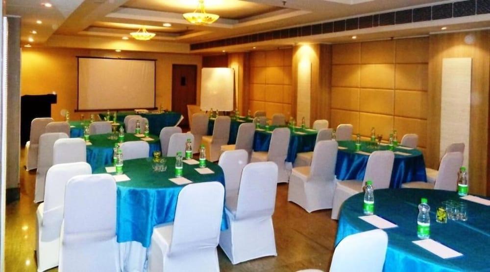 Sarovar Portico Naraina, Hotel Ню Делхи Екстериор снимка