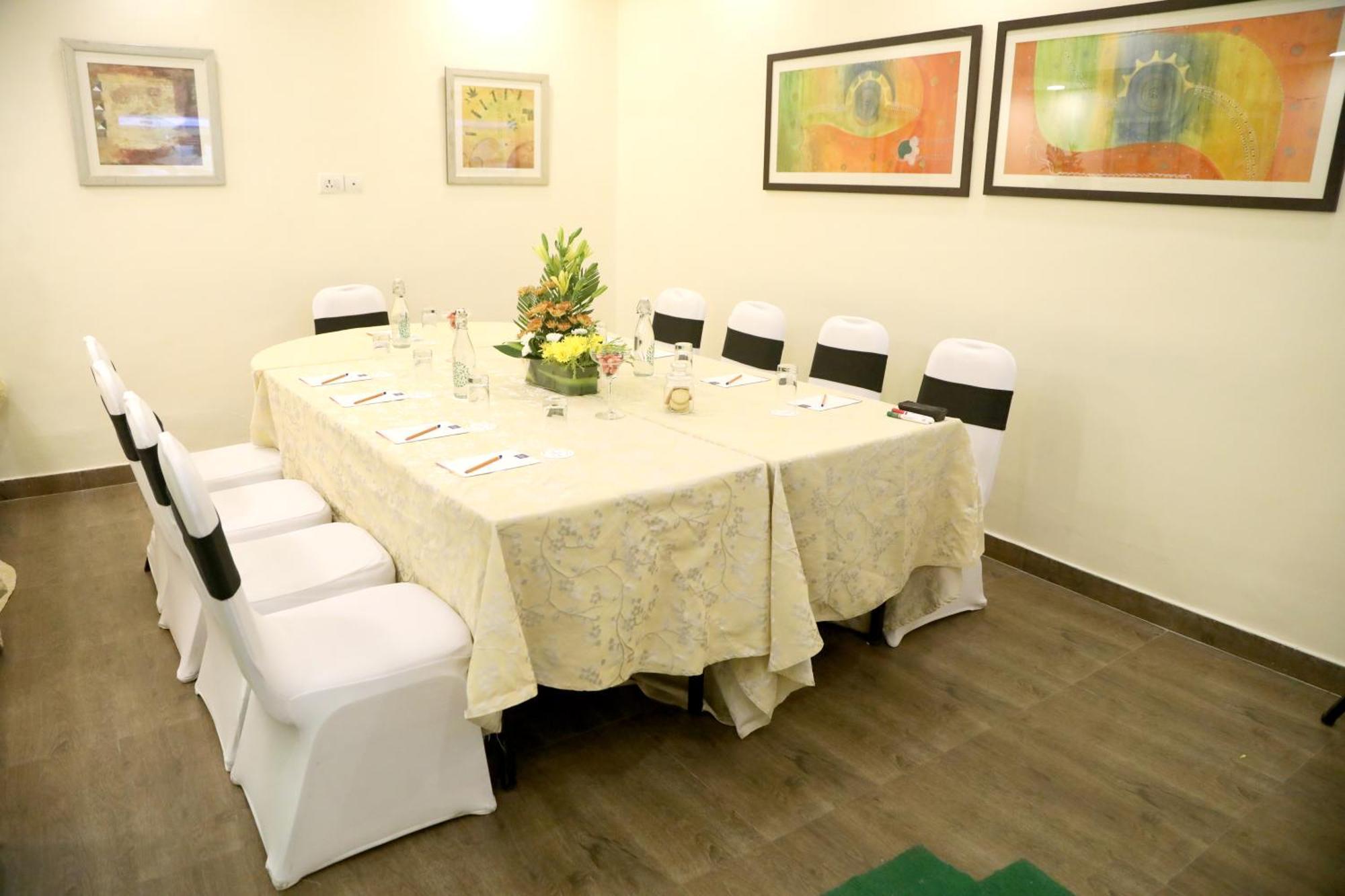 Sarovar Portico Naraina, Hotel Ню Делхи Екстериор снимка