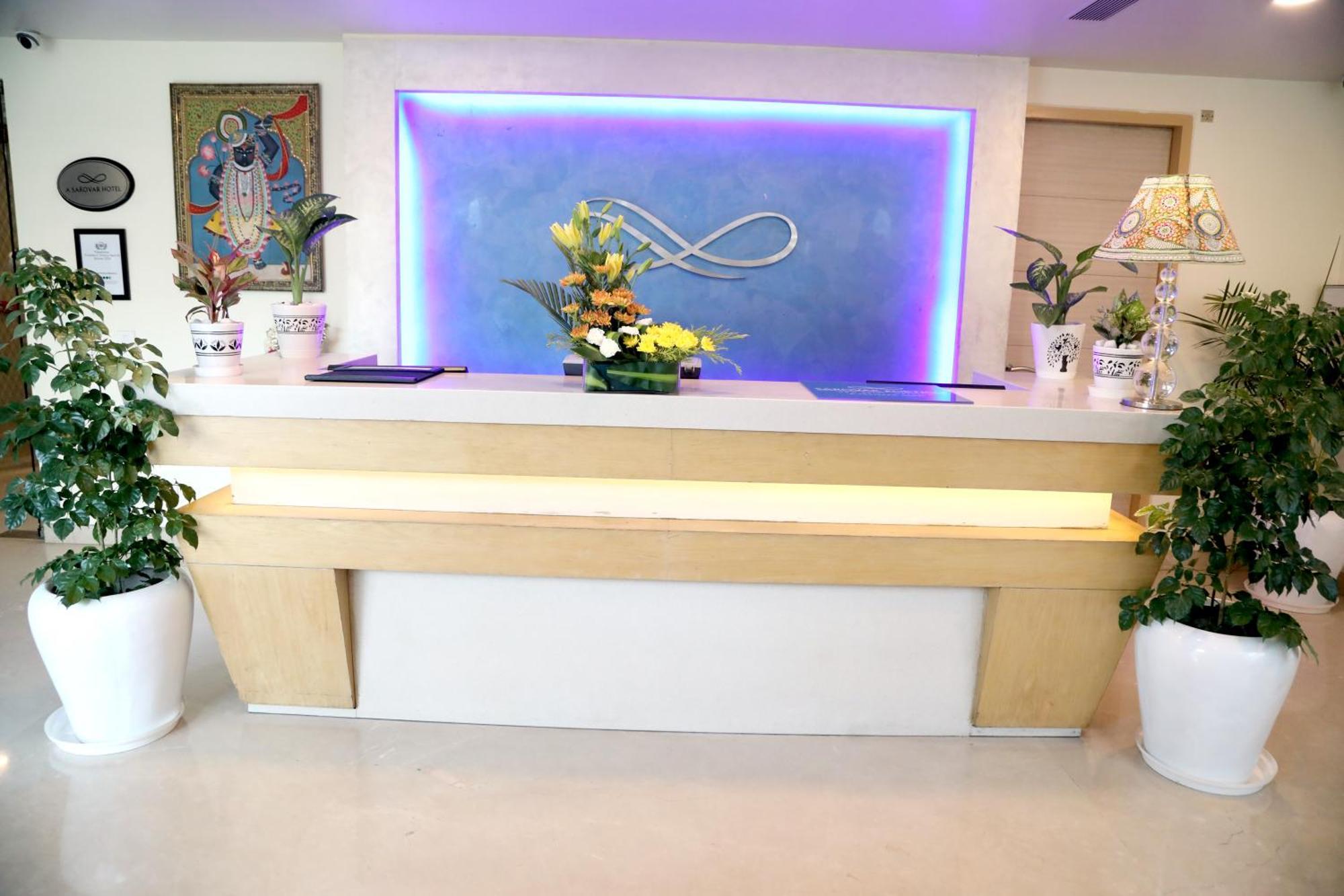 Sarovar Portico Naraina, Hotel Ню Делхи Екстериор снимка