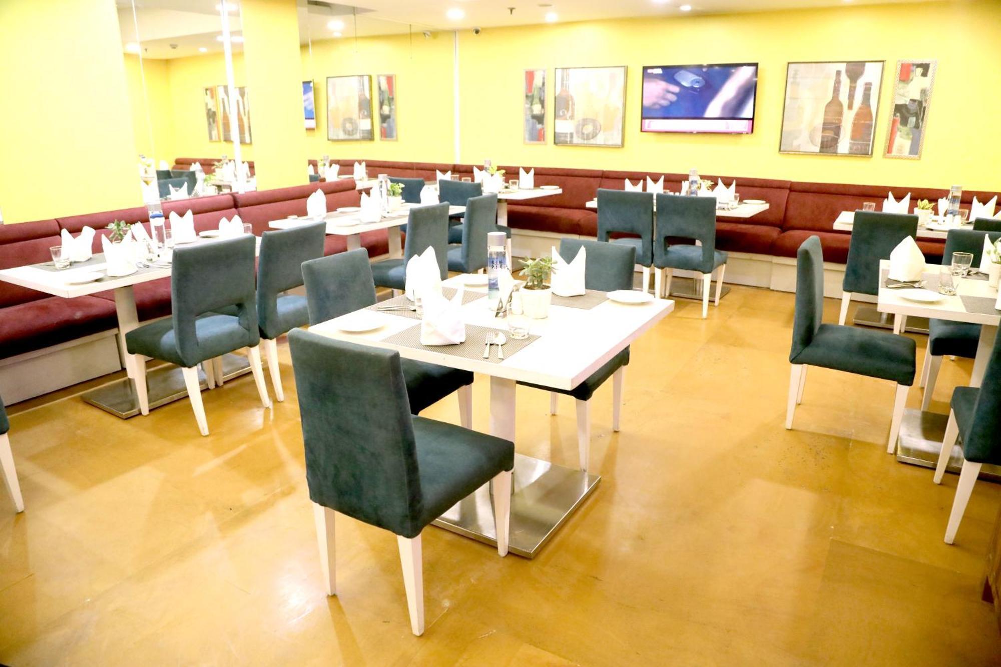 Sarovar Portico Naraina, Hotel Ню Делхи Екстериор снимка