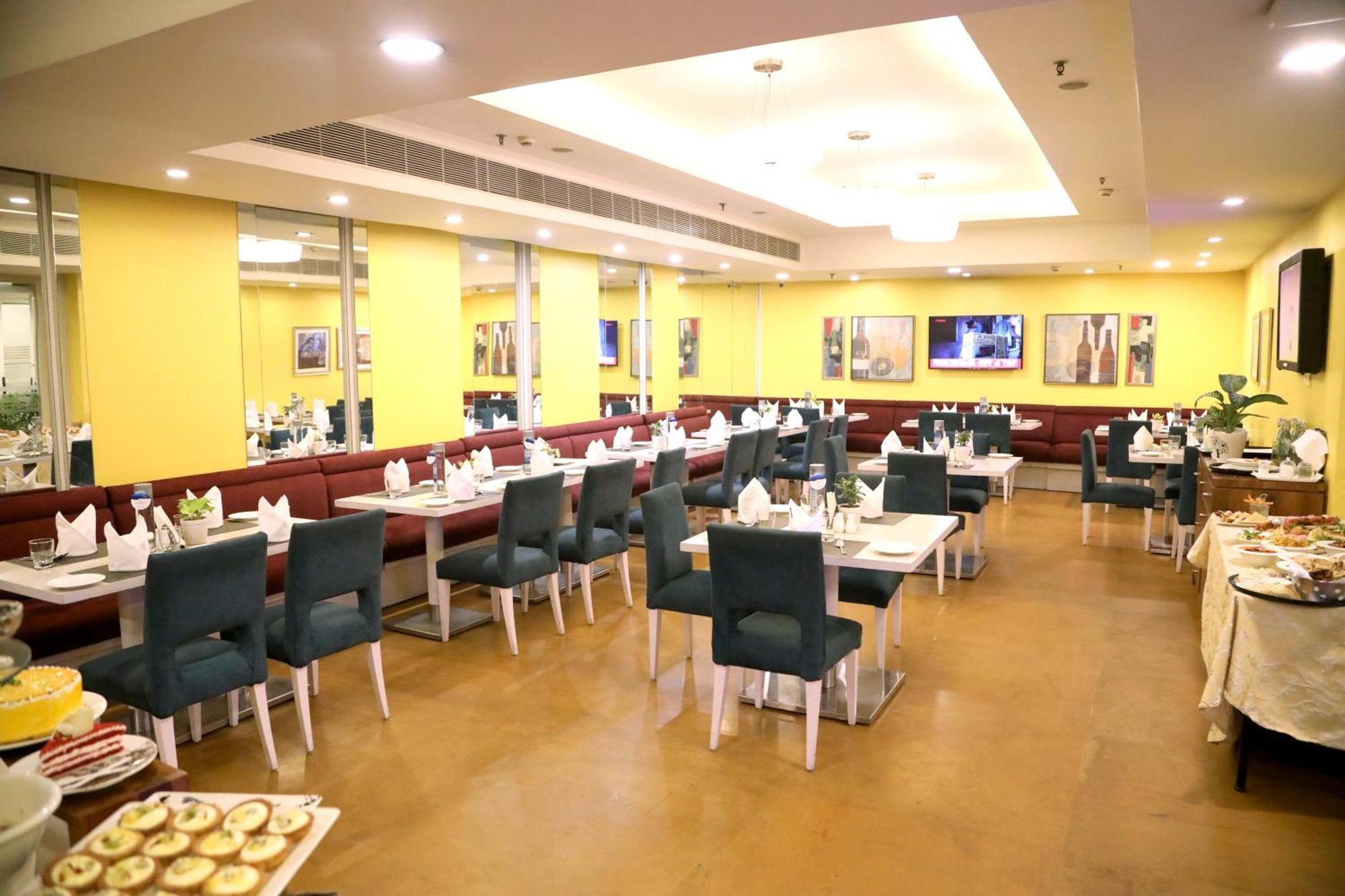 Sarovar Portico Naraina, Hotel Ню Делхи Екстериор снимка