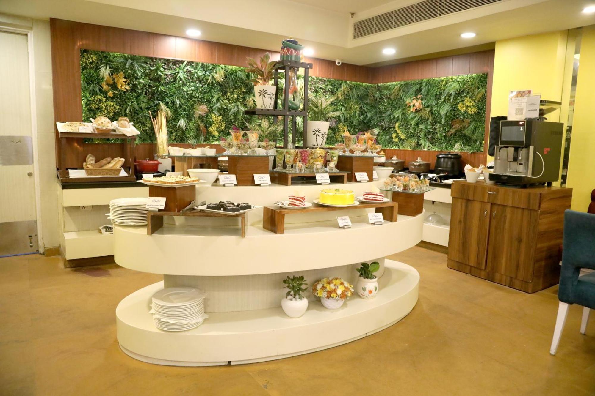Sarovar Portico Naraina, Hotel Ню Делхи Екстериор снимка