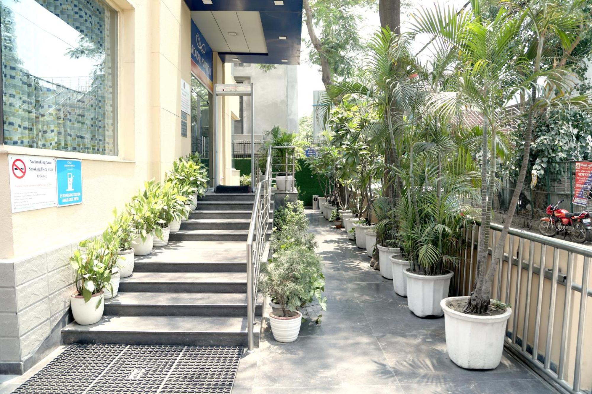 Sarovar Portico Naraina, Hotel Ню Делхи Екстериор снимка