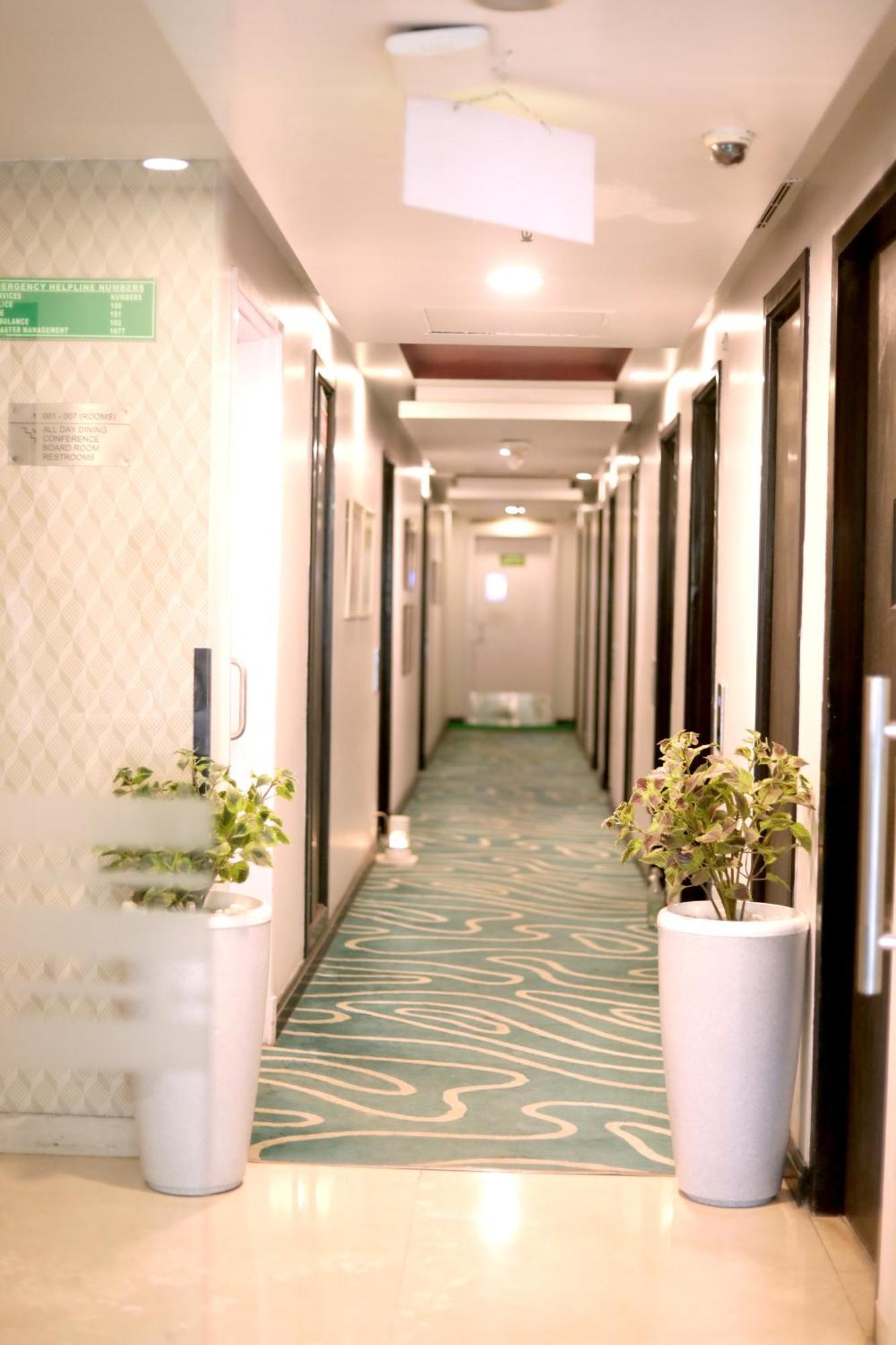 Sarovar Portico Naraina, Hotel Ню Делхи Екстериор снимка