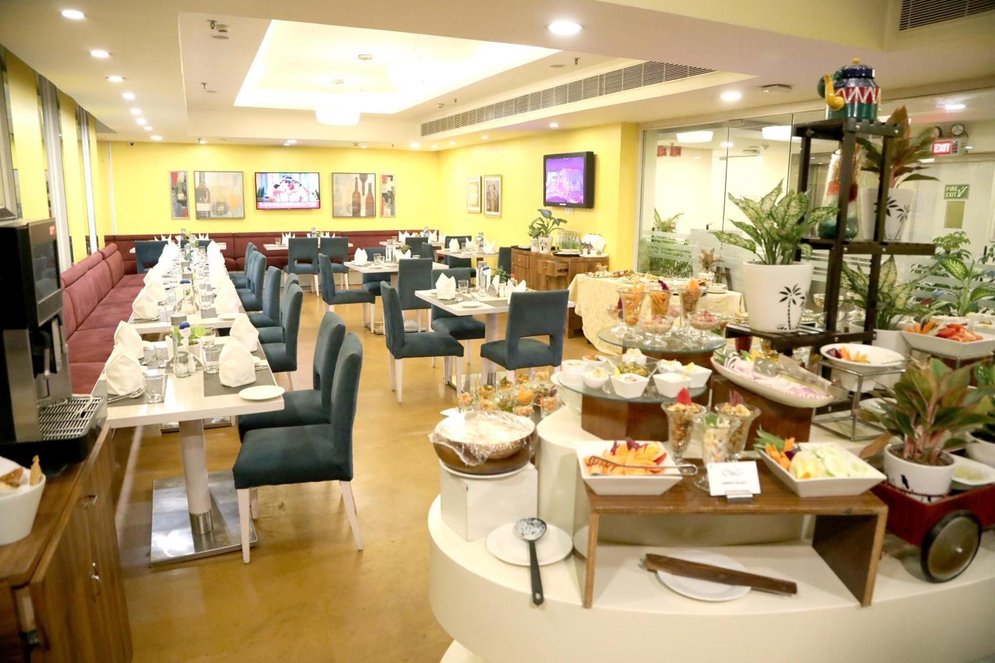 Sarovar Portico Naraina, Hotel Ню Делхи Екстериор снимка