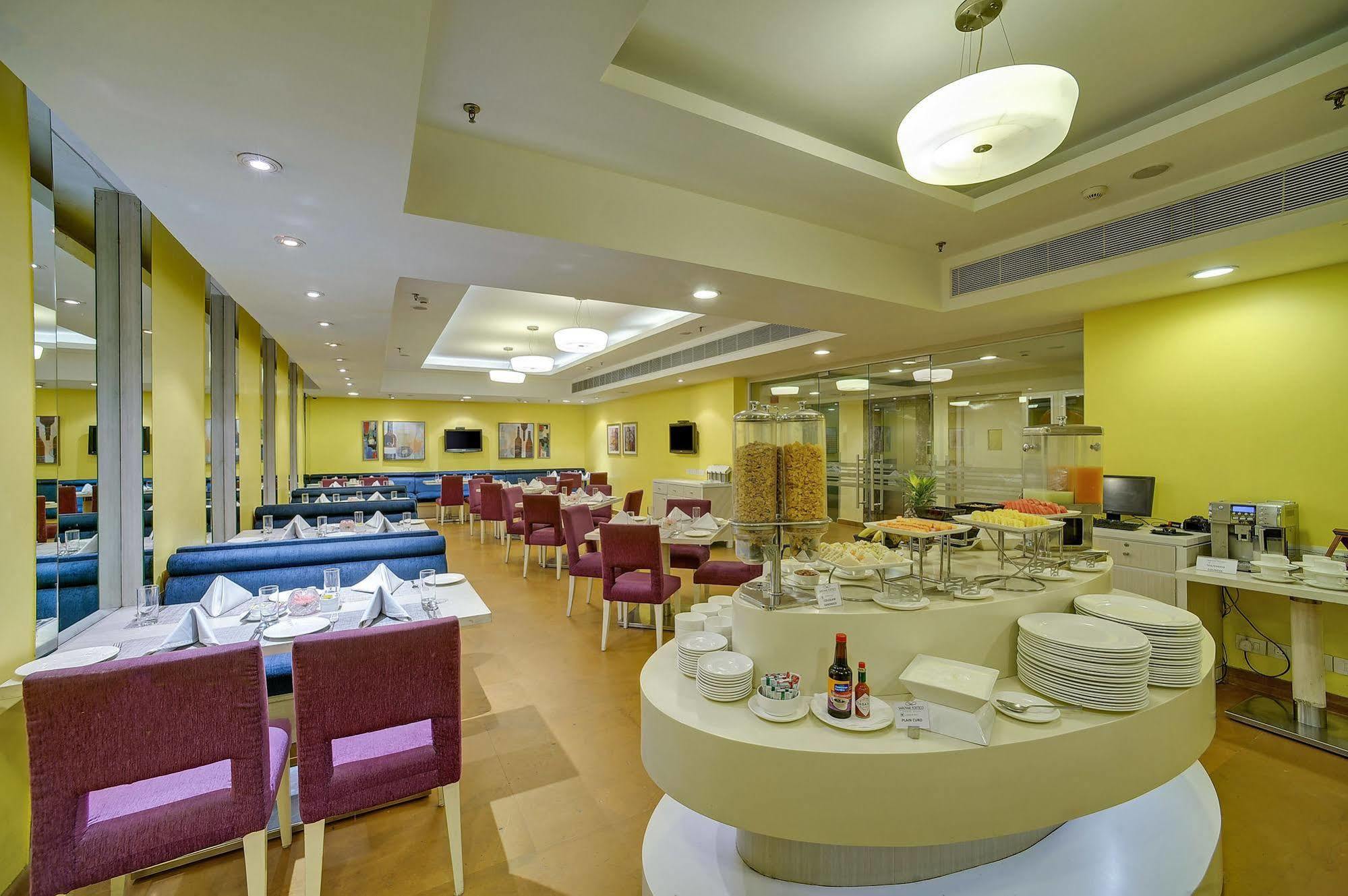 Sarovar Portico Naraina, Hotel Ню Делхи Екстериор снимка
