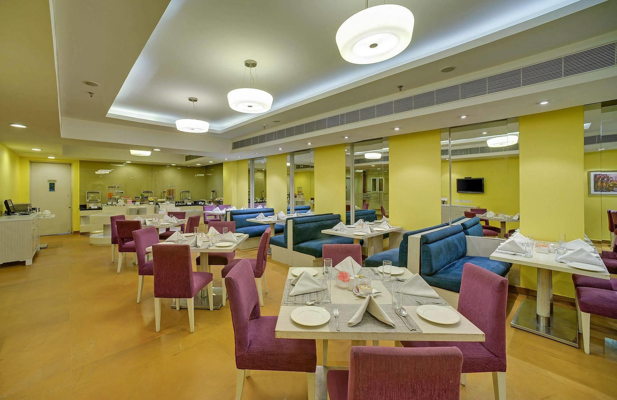 Sarovar Portico Naraina, Hotel Ню Делхи Екстериор снимка