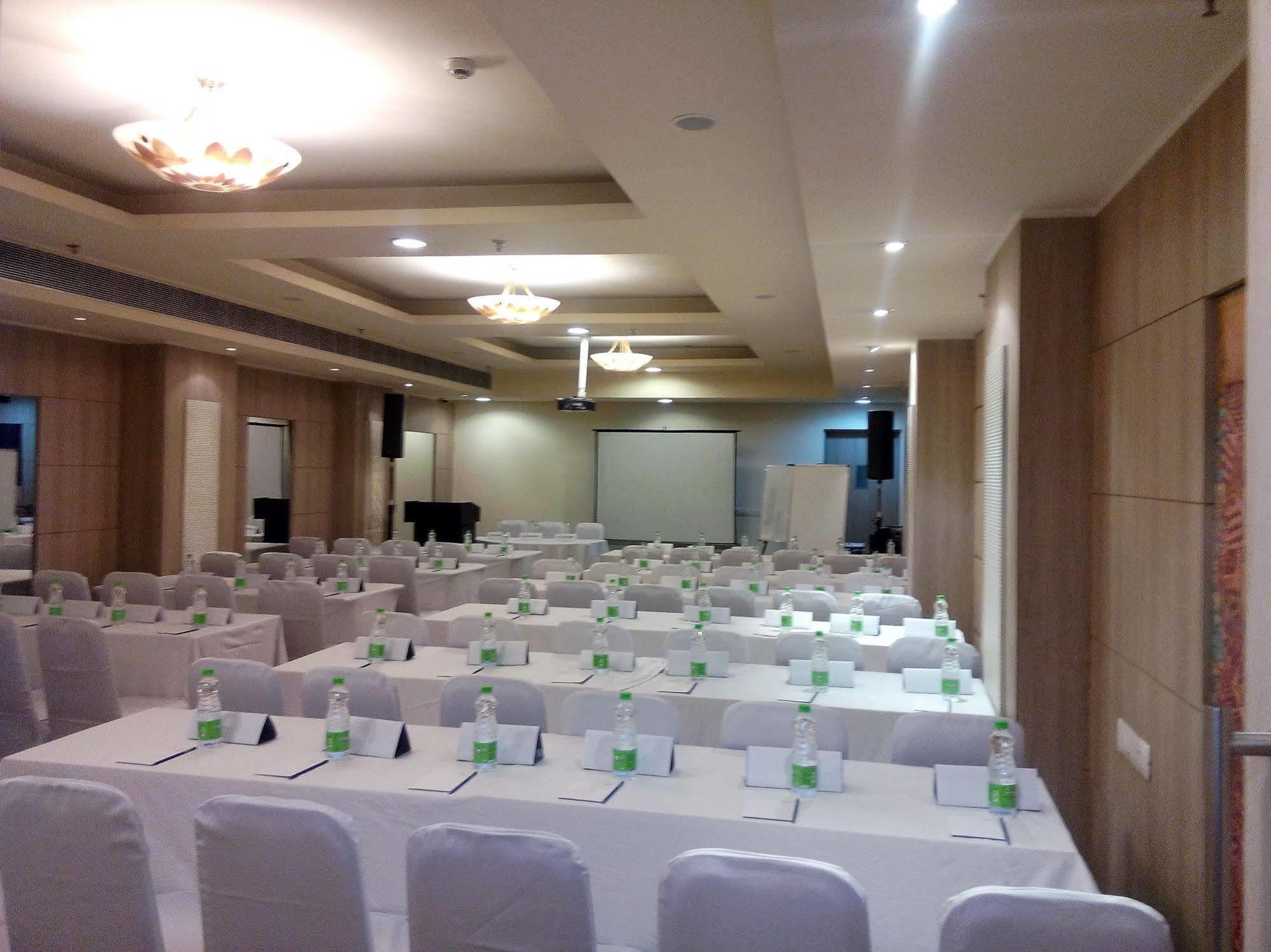 Sarovar Portico Naraina, Hotel Ню Делхи Екстериор снимка
