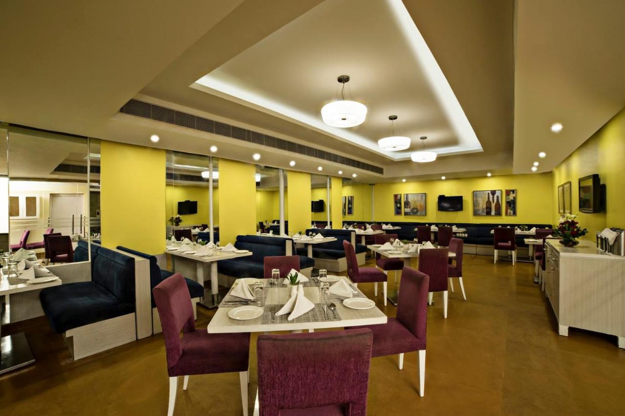 Sarovar Portico Naraina, Hotel Ню Делхи Екстериор снимка